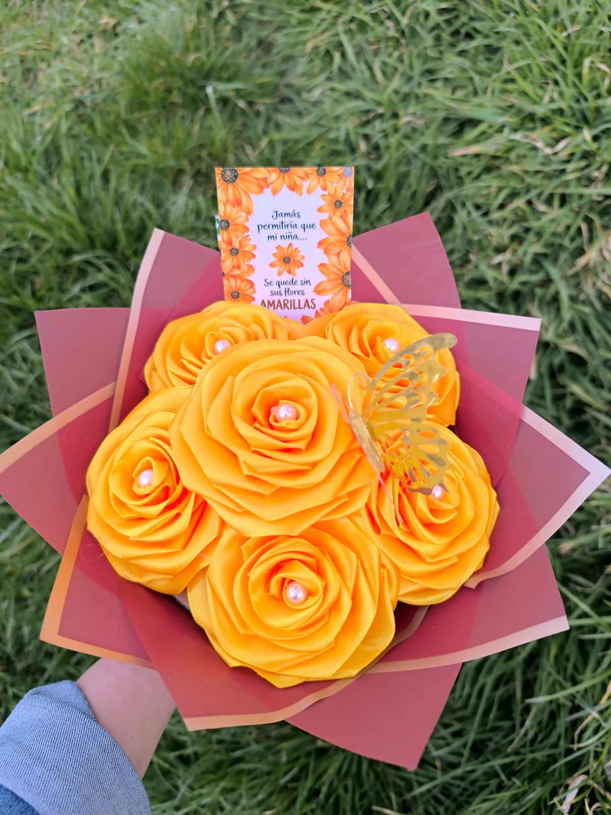 Ramo de rosas amarillas de cinta con envoltorio rosado