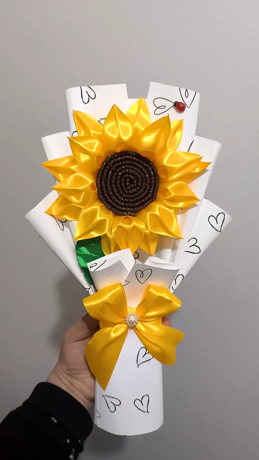 Arreglo artesanal de girasol amarillo con lazo