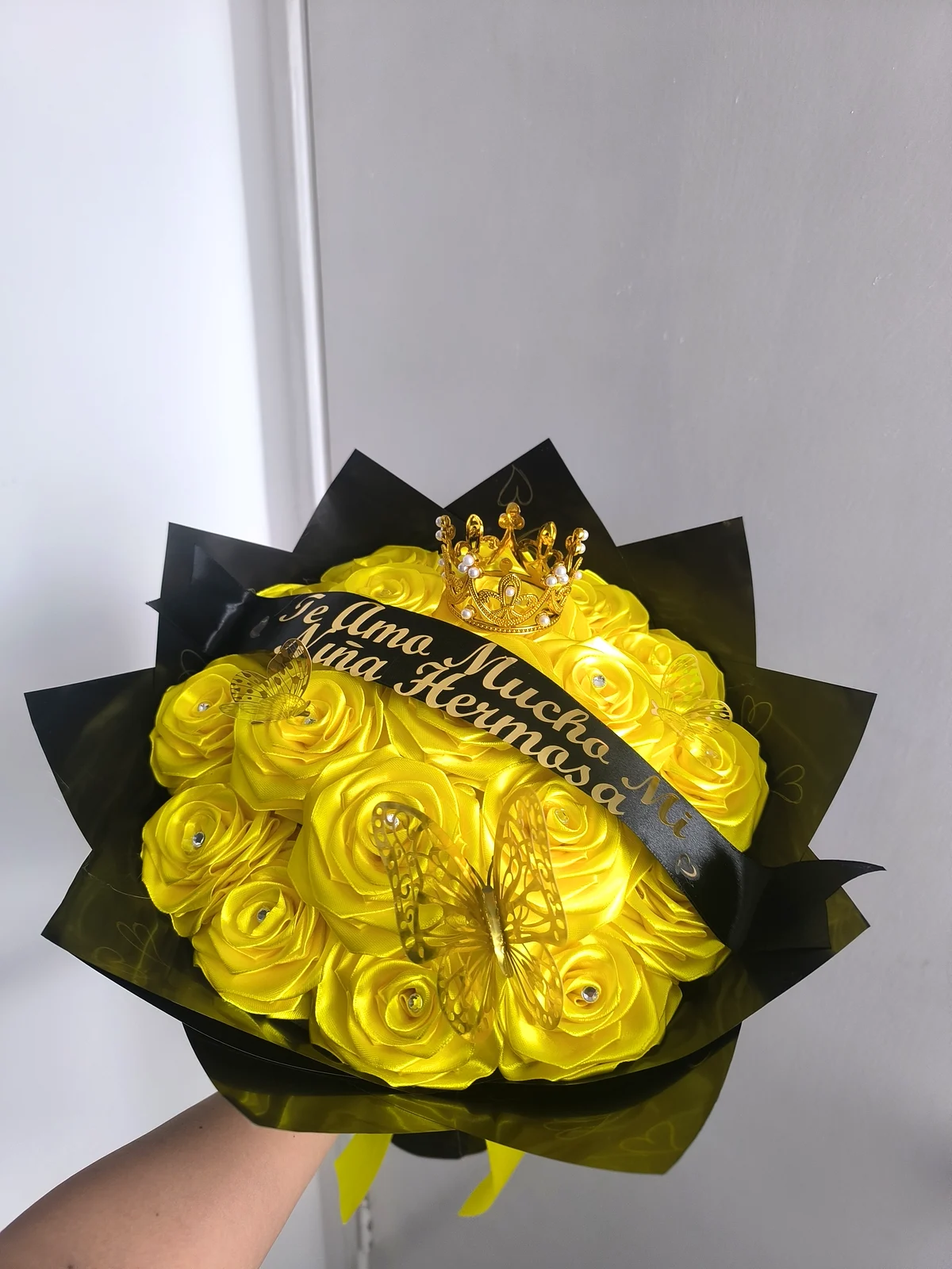 Ramo de rosas amarillas con envoltorio negro y corona