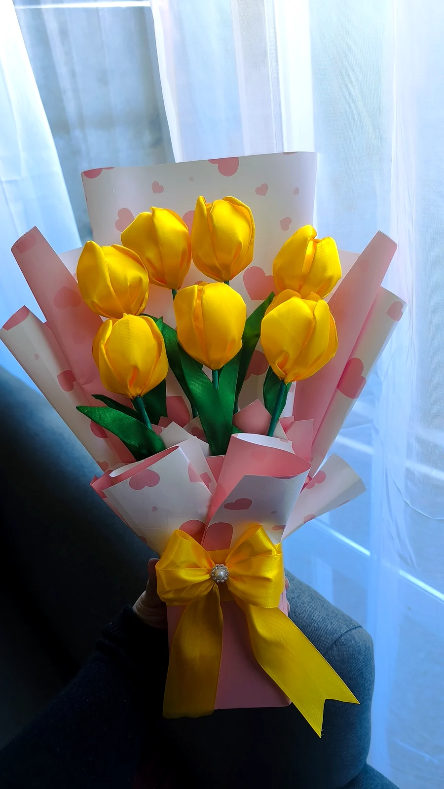 Ramo artesanal de tulipanes amarillos con envoltorio rosado